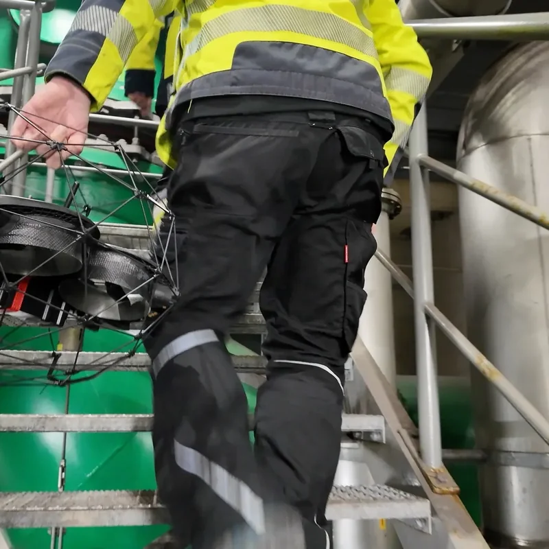 Flyability ELIOS 3 in der hand treppe steigen